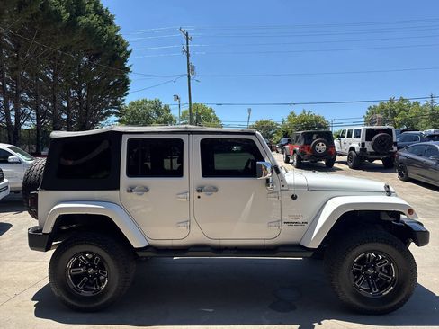 Used 2015 Jeep Wrangler Unlimited Sahara w/ Connectivity Group AWD/4WD image 7