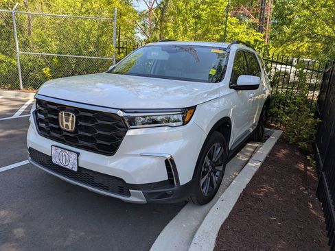 Used 2025 Honda Pilot Touring image 3