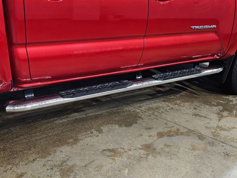 Used 2017 Toyota Tacoma Limited image 38