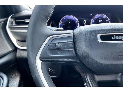 Used 2025 Jeep Grand Cherokee Altitude RWD image 10