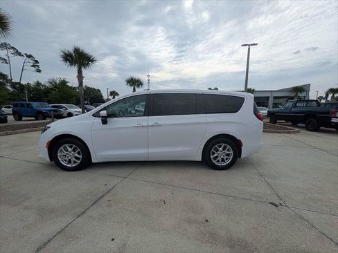 Certified 2022 Chrysler Voyager LX FWD image 6