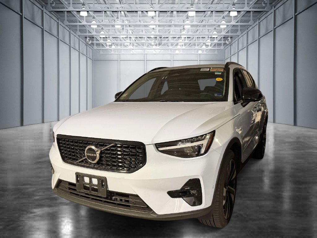 Used 2026 Volvo XC40 B5 Plus AWD/4WD image 1