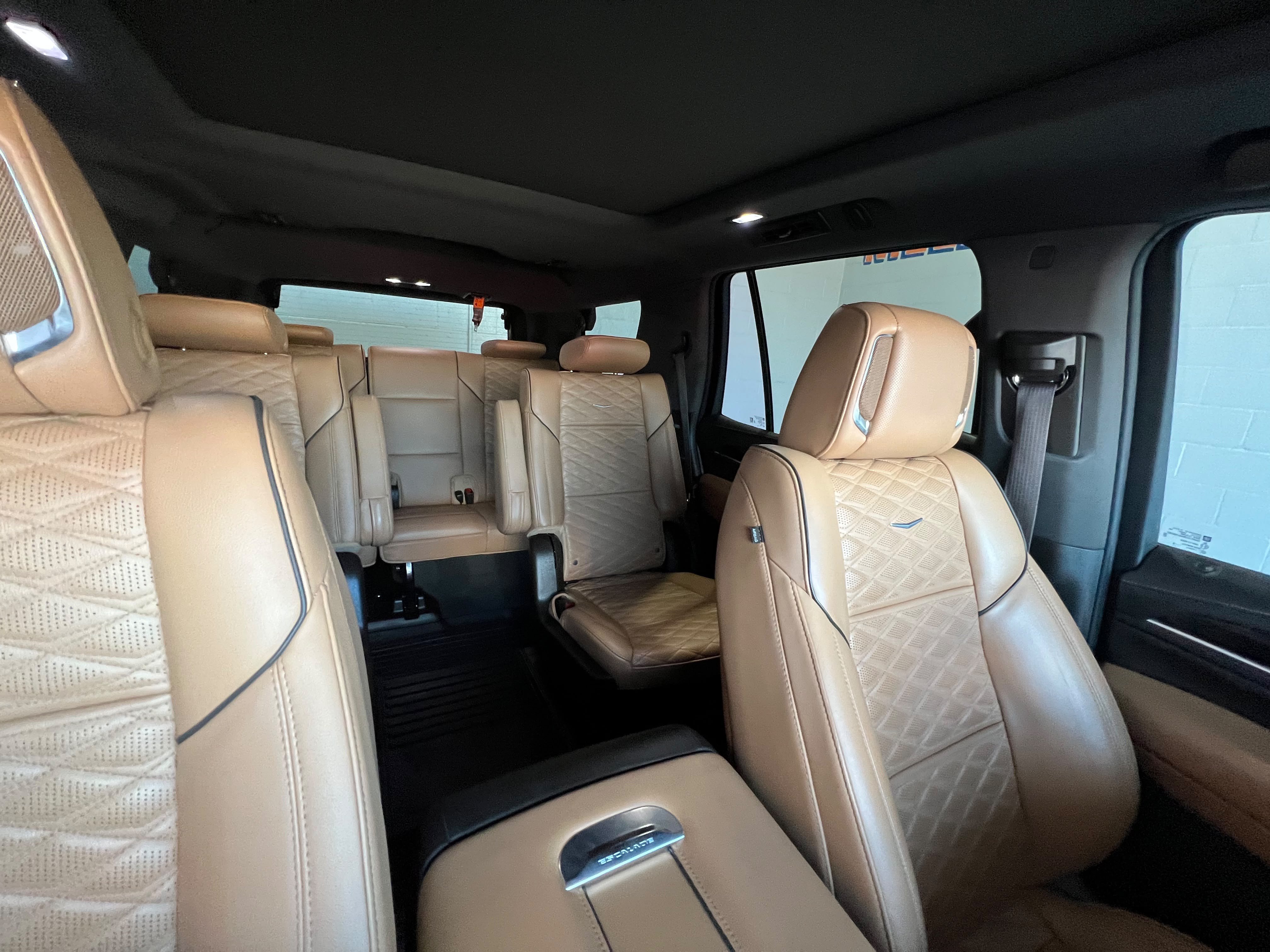 Used 2022 Cadillac Escalade Premium Luxury AWD/4WD image 13