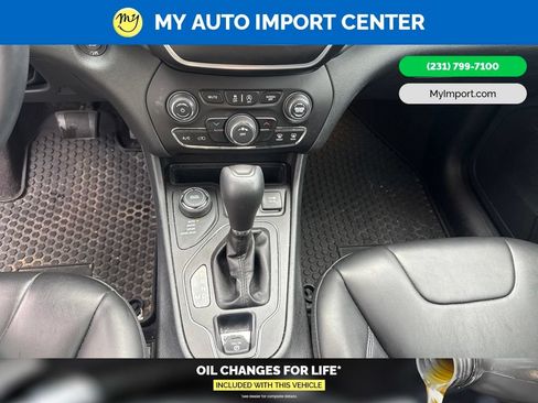 Used 2019 Jeep Cherokee Latitude Plus w/ Cold Weather Group AWD/4WD image 18
