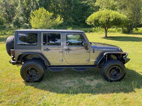 Used 2014 Jeep Wrangler Unlimited Rubicon w/ Connectivity Group AWD/4WD image 21