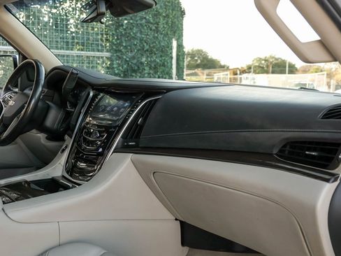 Used 2020 Cadillac Escalade ESV Luxury AWD/4WD image 15