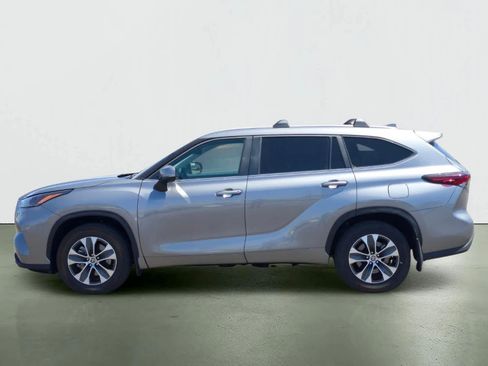 Used 2025 Toyota Highlander XLE image 4