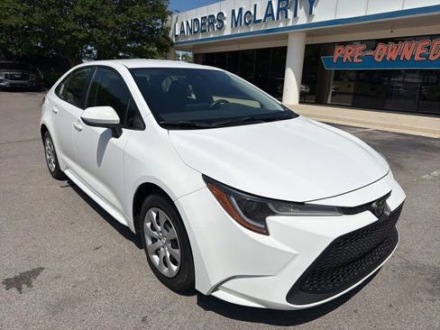 Used 2022 Toyota Corolla LE FWD image 2