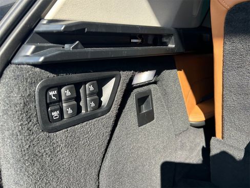 Used 2023 BMW X7 xDrive40i w/ Premium Package image 23