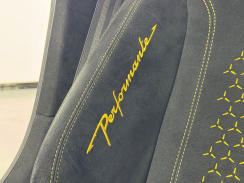 Used 2018 Lamborghini Huracan Performante image 40