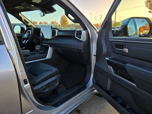 Used 2025 Toyota Sequoia Platinum AWD/4WD image 15