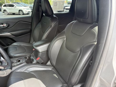 Used 2019 Jeep Cherokee Limited w/ Luxury Group AWD/4WD image 19