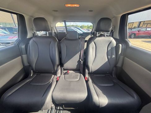 Used 2026 Kia Carnival FWD image 39
