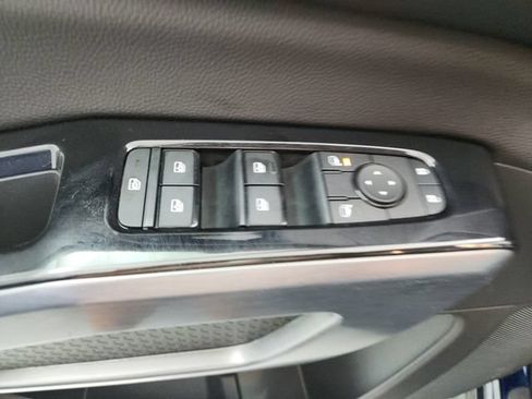 Used 2025 Nissan Pathfinder SL FWD image 31