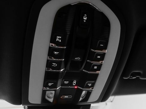 Used 2025 Porsche Macan image 35