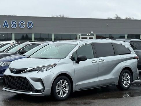 Used 2021 Toyota Sienna XSE image 31