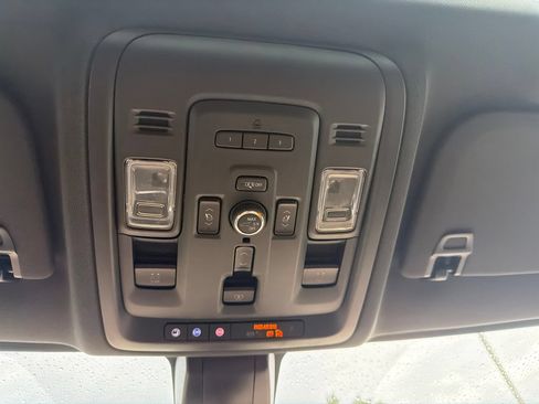 Used 2022 Chevrolet Suburban Premier AWD/4WD image 20