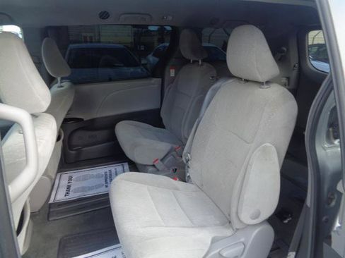 Used 2017 Toyota Sienna LE image 14