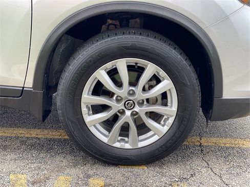 Certified 2018 Nissan Rogue SV image 13