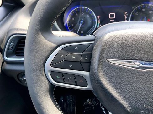 Used 2025 Chrysler Pacifica Select FWD image 18