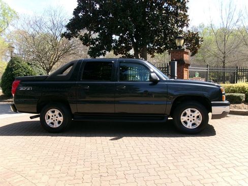 Used 2003 Chevrolet Avalanche 4x4 w/ Suspension Package, Off-Road image 4