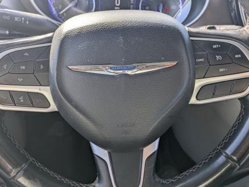 Used 2018 Chrysler Pacifica Touring-L FWD image 8