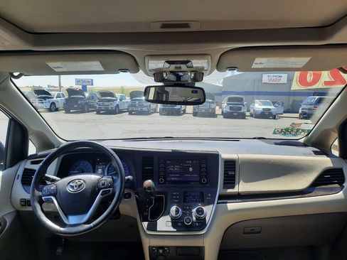 Used 2020 Toyota Sienna XLE AWD/4WD image 14