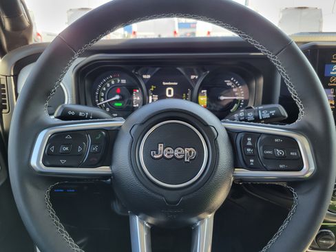 Used 2025 Jeep Wrangler Unlimited Sahara AWD/4WD image 8