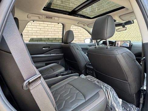 New 2026 Nissan Pathfinder Platinum AWD/4WD image 12