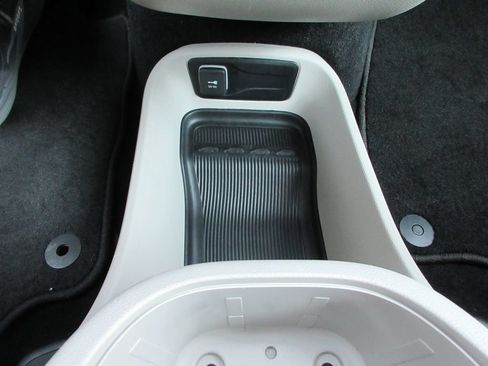 Used 2023 Chrysler Pacifica Touring-L FWD image 27