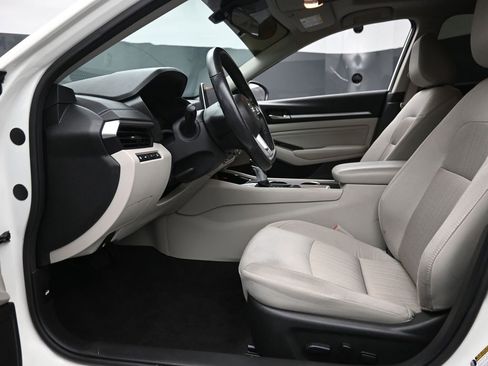 Used 2022 Nissan Altima 2.5 SV w/ SV Premium Package image 15