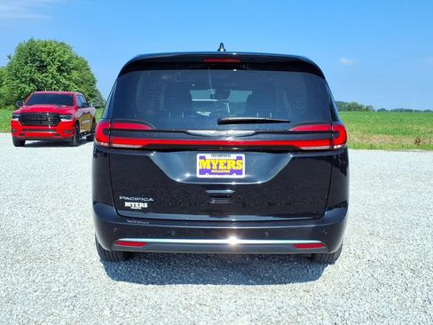 Used 2024 Chrysler Pacifica Touring-L FWD image 10
