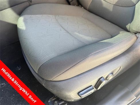 Used 2022 Toyota RAV4 XLE image 28