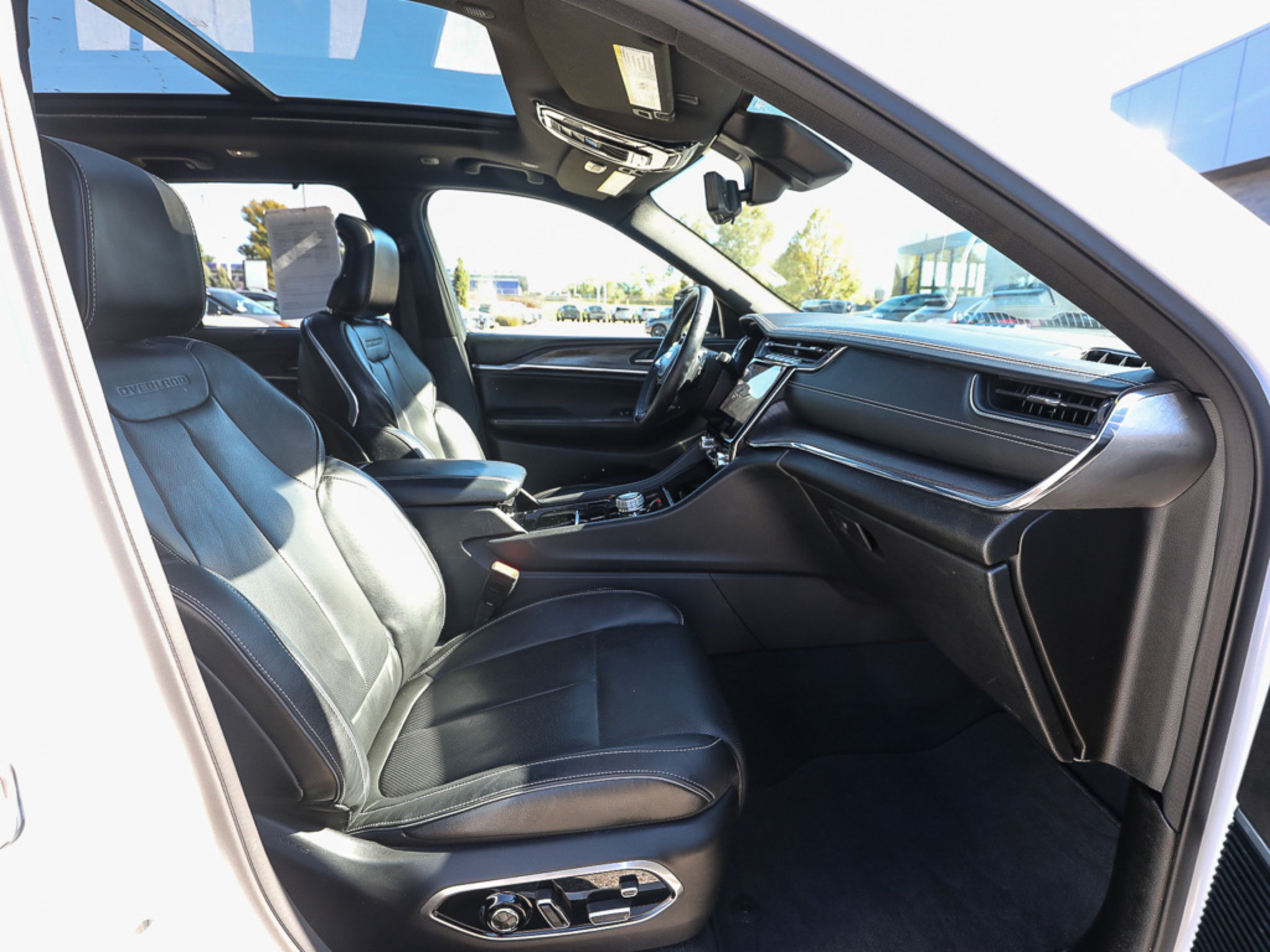 Used 2023 Jeep Grand Cherokee Overland w/ Advanced Protech Group III AWD/4WD image 22