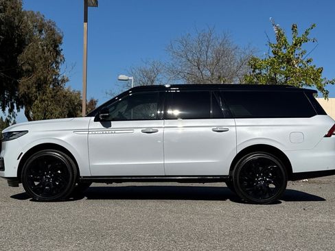 Certified 2025 Lincoln Navigator L Reserve image 7