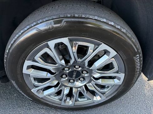 Used 2024 GMC Yukon Denali Ultimate AWD/4WD image 12