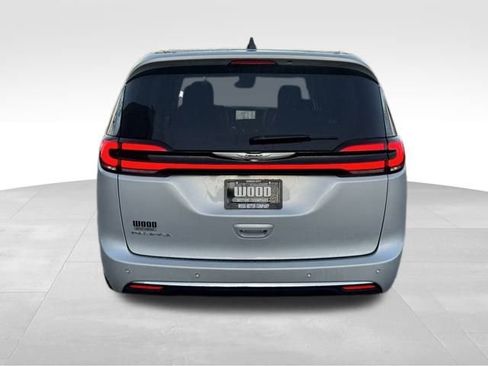 Used 2024 Chrysler Pacifica Touring-L image 7