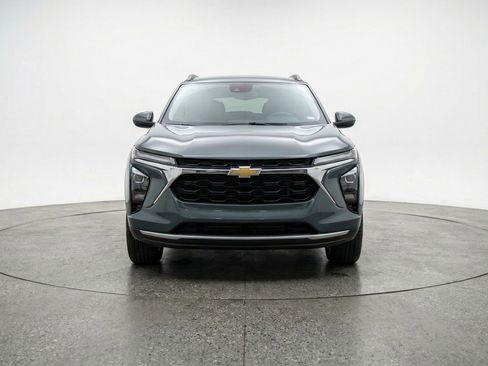 Used 2025 Chevrolet Trax LT FWD image 2