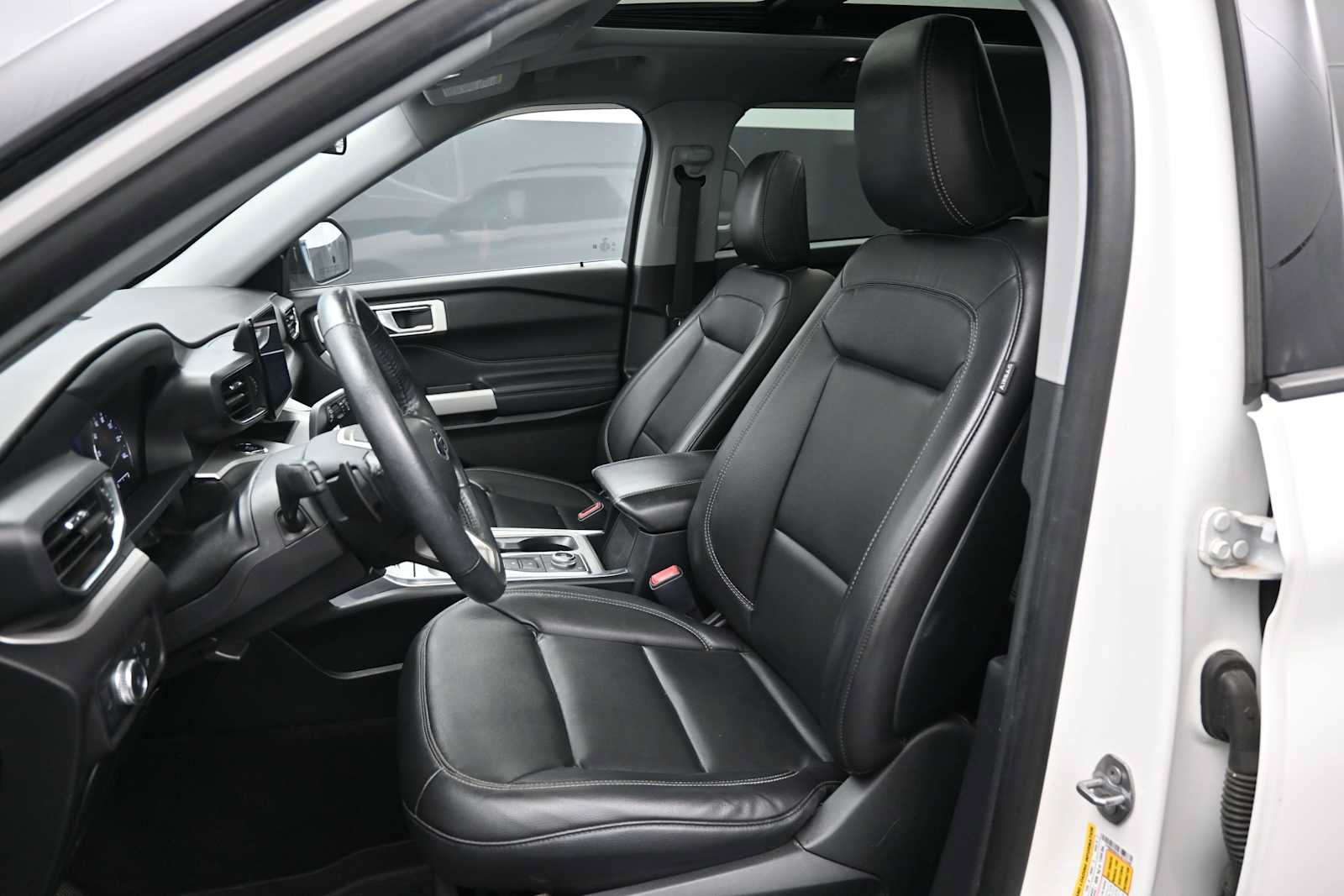 Used 2020 Ford Explorer XLT w/ Equipment Group 202A AWD/4WD image 10
