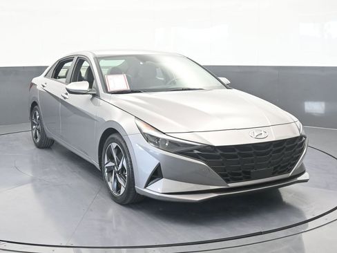 Used 2023 Hyundai Elantra SEL w/ Convenience Package image 9