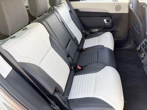 Used 2025 Land Rover Discovery Dynamic SE image 22