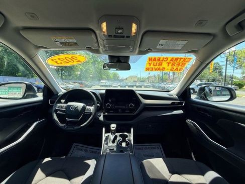 Used 2023 Toyota Highlander LE AWD/4WD image 19