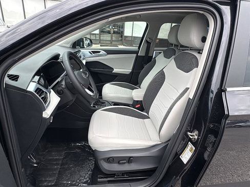 New 2026 Volkswagen Taos SE FWD image 13
