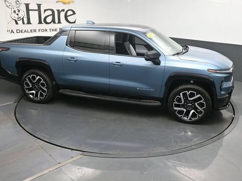 Used 2025 Chevrolet Silverado EV RST AWD/4WD image 32