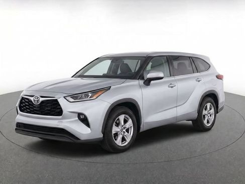 Used 2024 Toyota Highlander LE AWD/4WD image 1