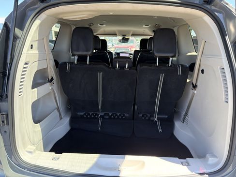 Used 2023 Chrysler Pacifica Touring-L FWD image 5