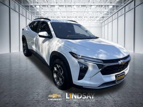 Used 2026 Chevrolet Trax LT FWD image 3
