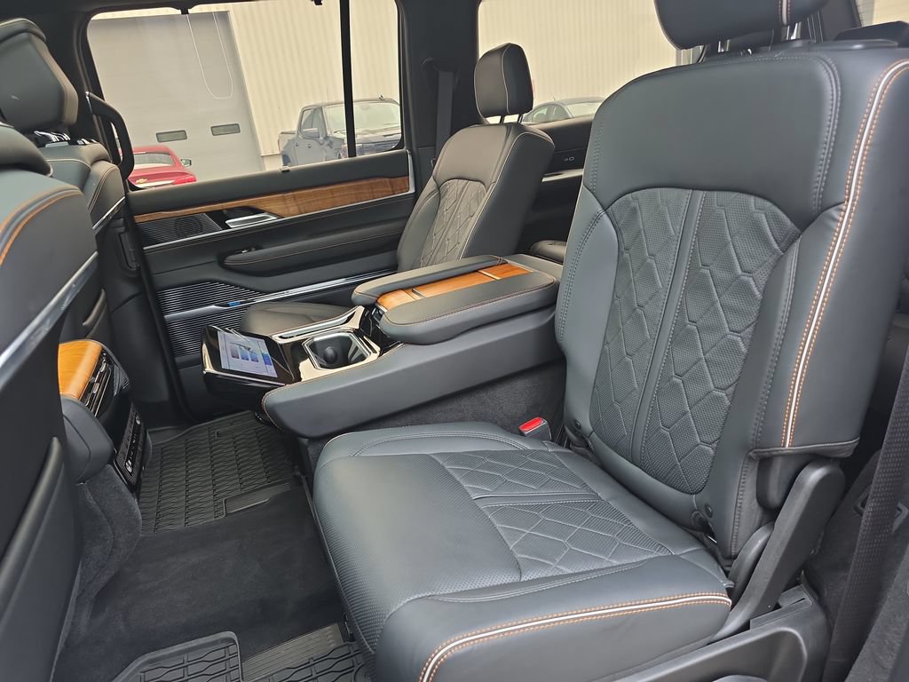 Used 2023 Jeep Grand Wagoneer Series III AWD/4WD image 16