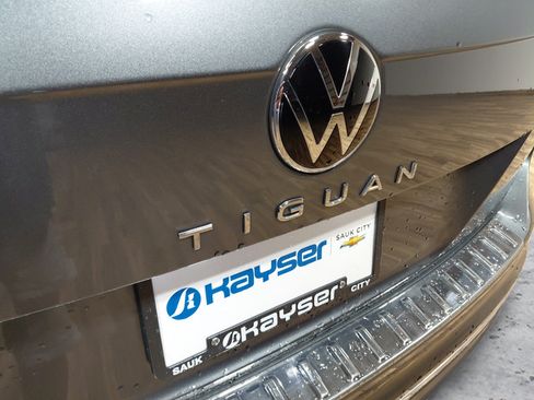Used 2022 Volkswagen Tiguan SE AWD/4WD image 11