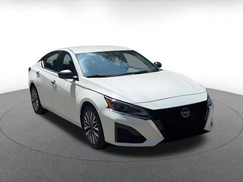 Used 2025 Nissan Altima 2.5 SV FWD image 3